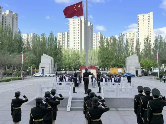 财经旅游学院举行“传承五四薪火，彰显青春担当”主题升旗仪式